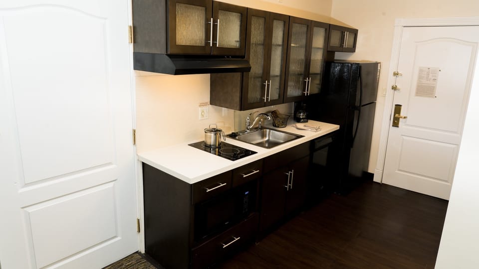 Studio Suite, 1 Queen Bed, Accessible Bathtub (Mobility) | Room amenity