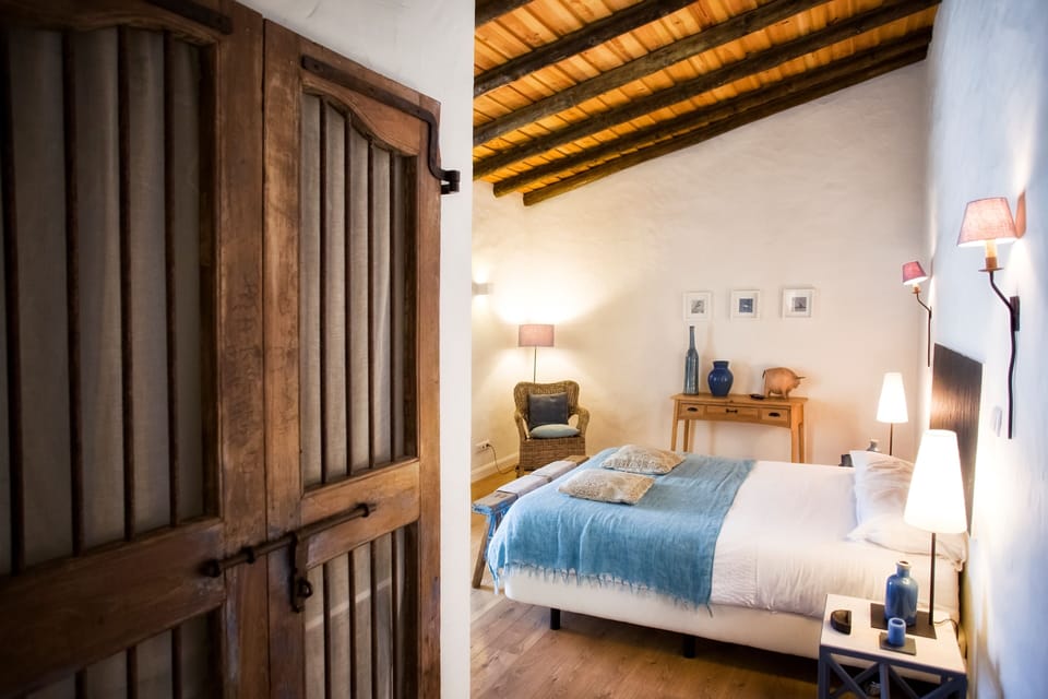 Double Room Single Use | Soundproofing, free WiFi, bed sheets