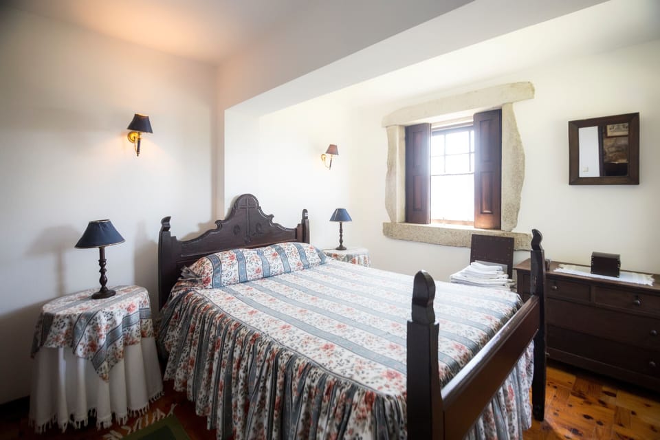 Free cribs/infant beds, rollaway beds, bed sheets