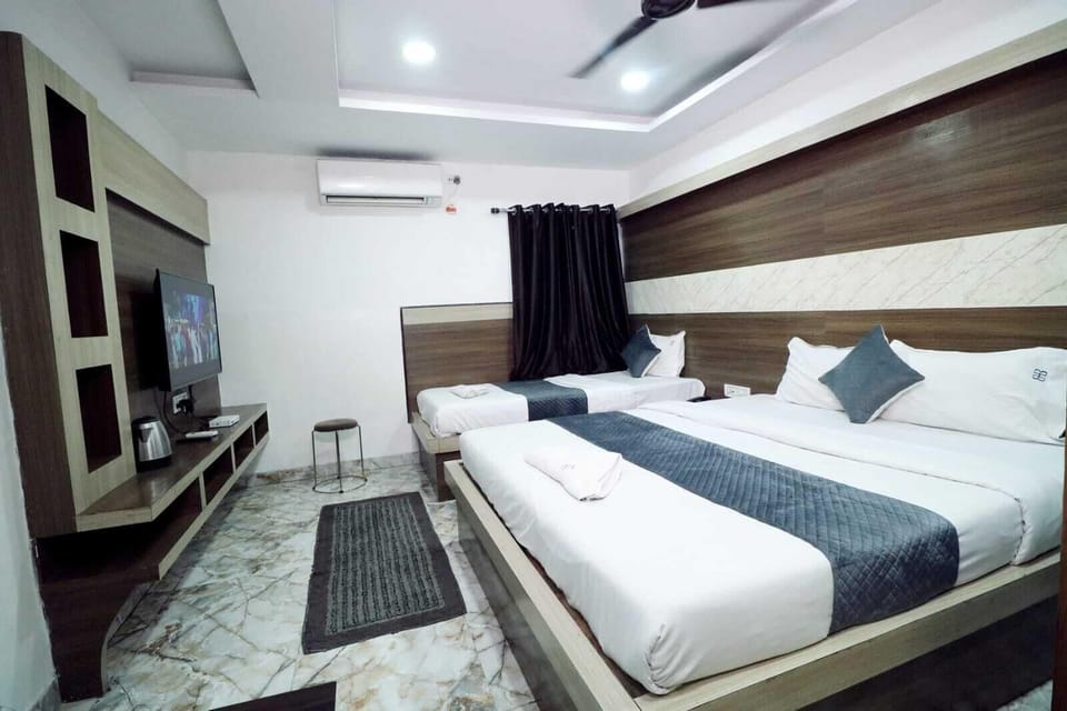 Deluxe Triple Room | Hypo-allergenic bedding, iron/ironing board, free WiFi, bed sheets
