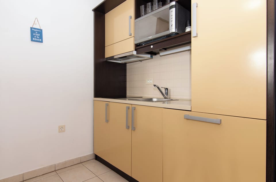 Executive Apartment, Multiple Beds, Refrigerator & Microwave, Garden View (Marina - 700 Rose M) | Private kitchen