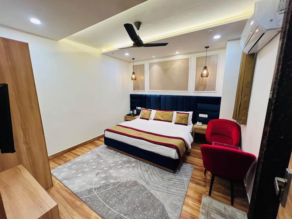 Family Room | Hypo-allergenic bedding, individually furnished, desk, laptop workspace
