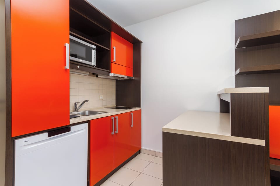 Family Apartment, 2 Bedrooms, Garden View | Private kitchen | Electric kettle