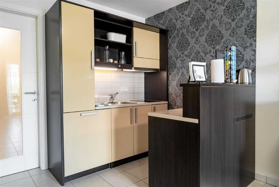 Apartment, 1 Bedroom, Garden View, Ground Floor | Private kitchen | Electric kettle