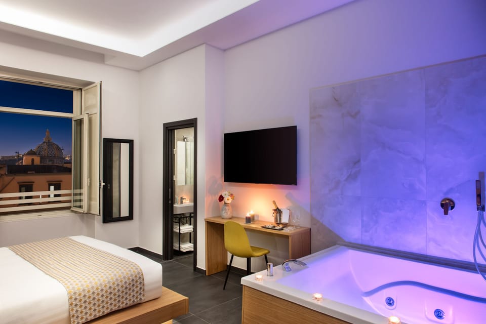 Deluxe Suite | In-room safe, desk, laptop workspace, blackout drapes