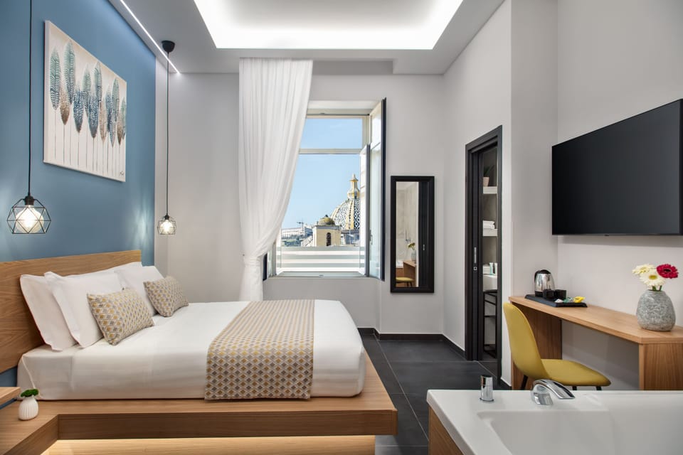 Deluxe Suite | In-room safe, desk, laptop workspace, blackout drapes