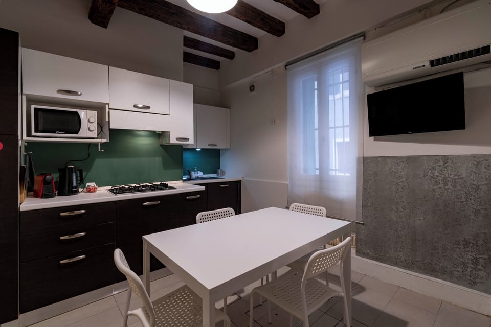 Classic Condo | Dining room