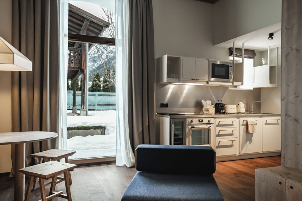 Appartement Henriette - Maison Lyret | Private kitchen | Full-size fridge, microwave, oven, stovetop