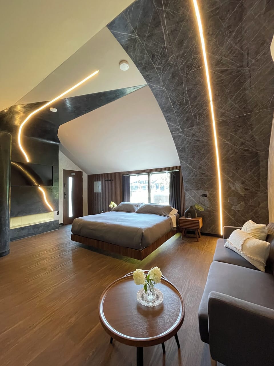 Blackout drapes, free WiFi, bed sheets