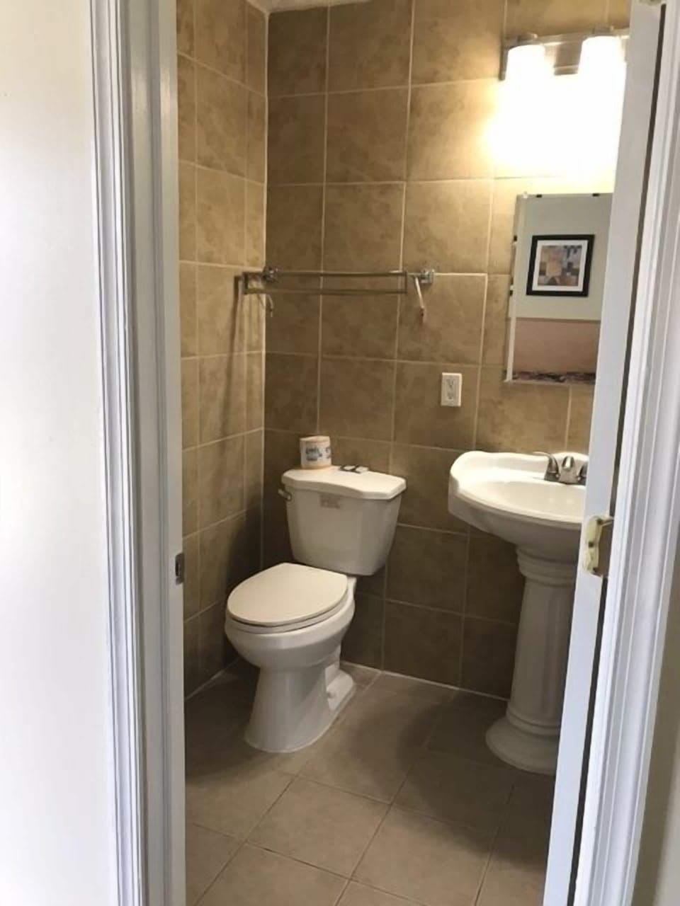 Family Room | Bathroom | Combined shower/tub, free toiletries, hair dryer, towels