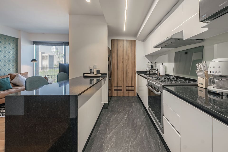 Full-size fridge, microwave, oven, stovetop