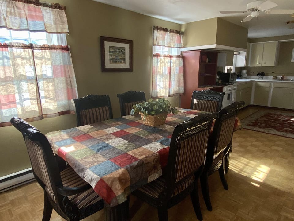 Sarah Danner Townhome with Washer/Dryer | Living area | LCD TV