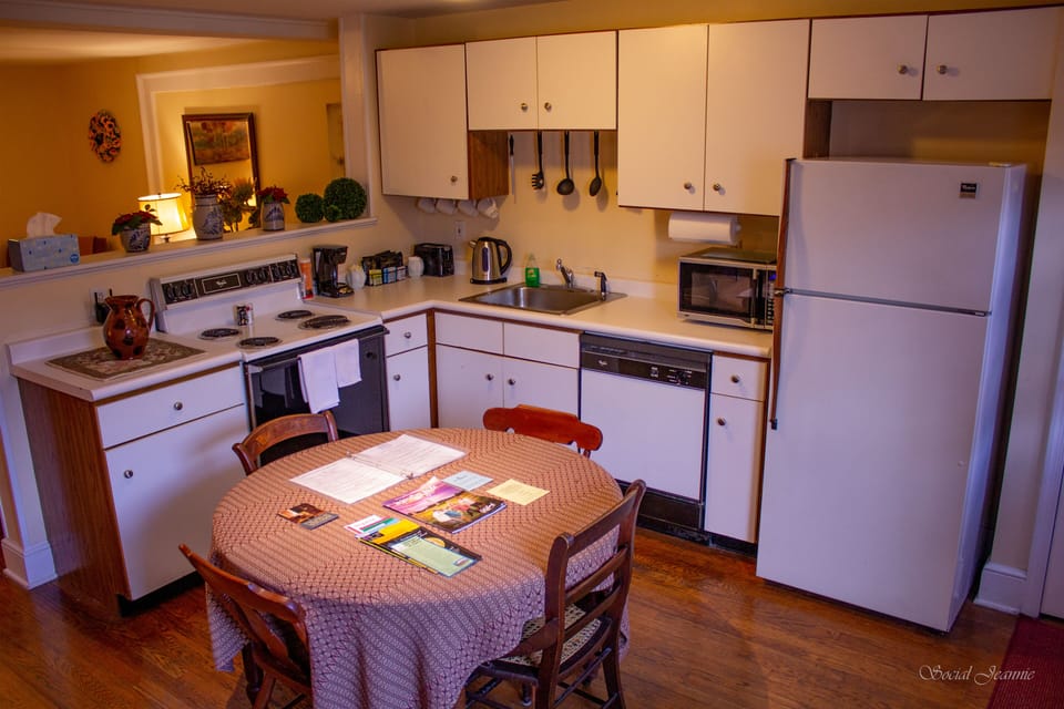 Eva Danner Townhome with Washer/Dryer | Private kitchen | Fridge, microwave, oven, stovetop