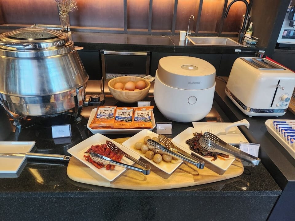 Buffet breakfast for a fee on weekends