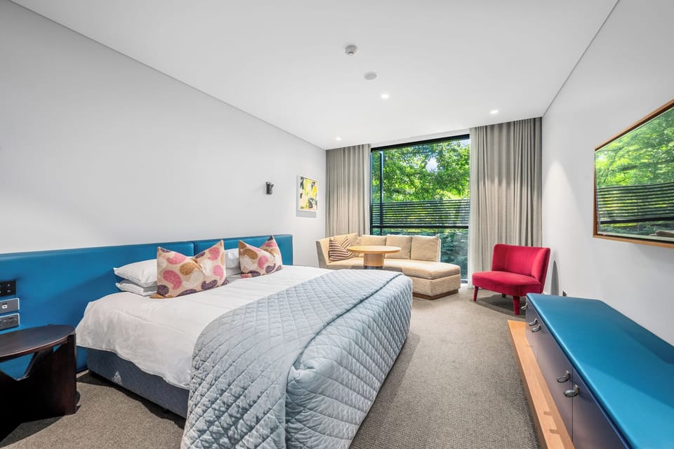Deluxe King / Twin with Free Wi-Fi & Free Parking | Premium bedding, pillowtop beds, iron/ironing board, WiFi (free)