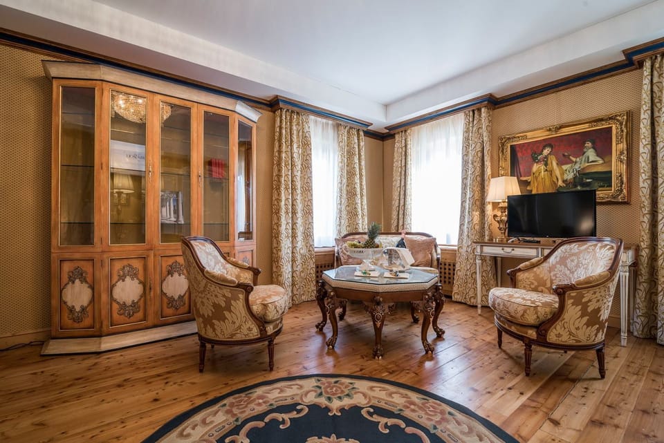 Luxury Suite | Minibar, in-room safe, individually decorated, individually furnished