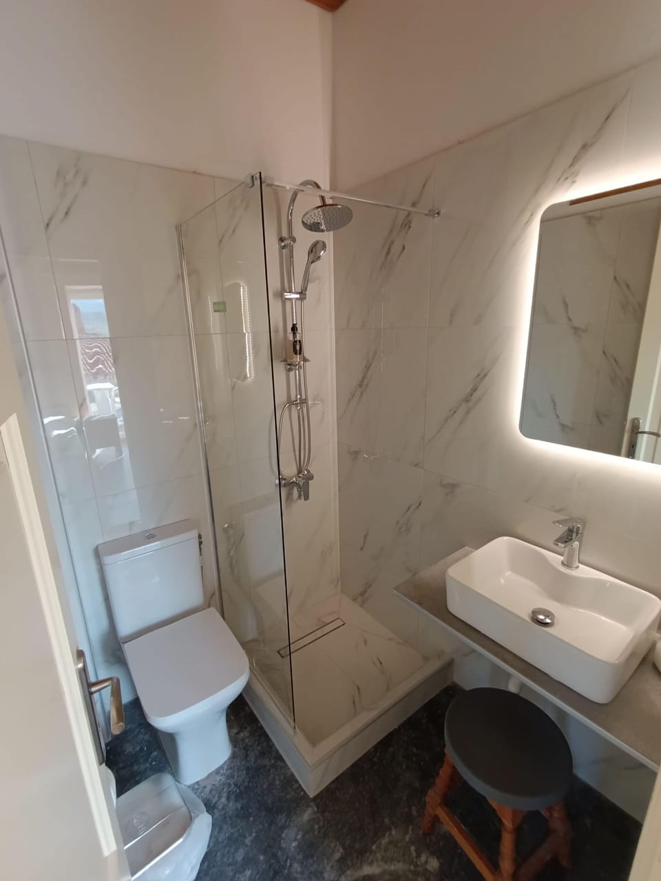 Shower, hair dryer, towels, shampoo