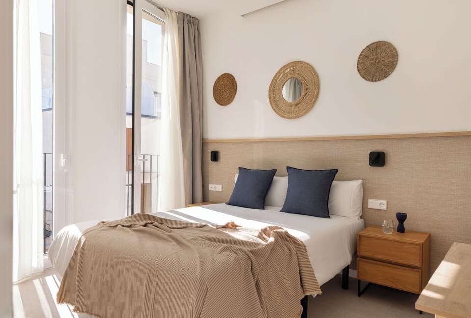 In-room safe, laptop workspace, blackout drapes, iron/ironing board