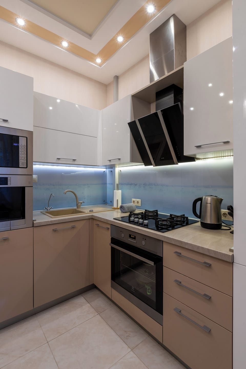 Full-size fridge, microwave, oven, stovetop