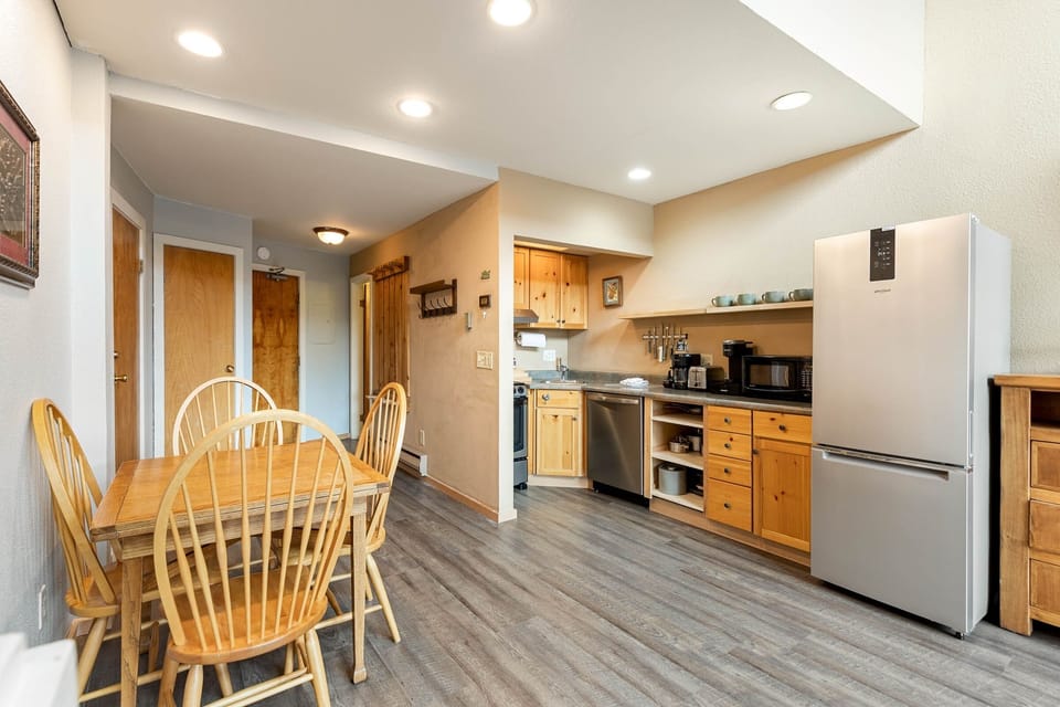 Condo, 1 Bedroom | Private kitchen | Fridge, oven, coffee/tea maker, toaster