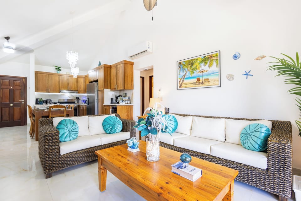 Family Apartment, Resort View | Living area | 40-inch Smart TV with cable channels, books