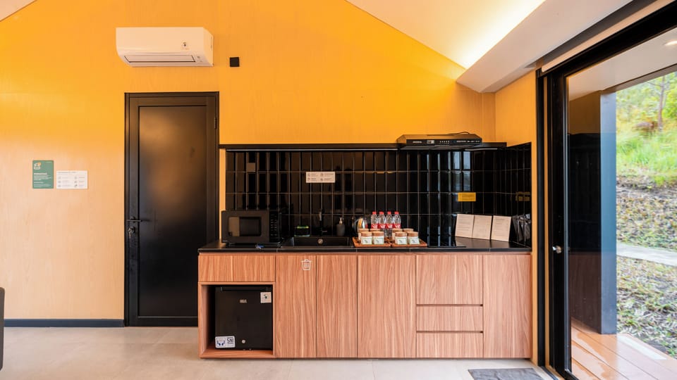 Premier Room | Private kitchen | Shared fridge, microwave, electric kettle