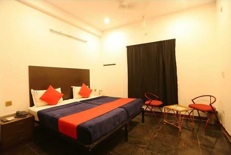 Deluxe Double Room | Blackout drapes, iron/ironing board, free WiFi