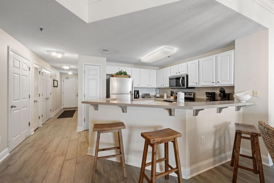 Condo, 1 King Bed with Sofa bed (Palacio 803) | Private kitchen | Oven, toaster, paper towels