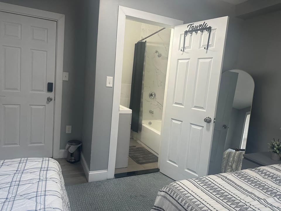 Family Room, 2 Queen Beds, Non Smoking, Private Bathroom | Living area | 43-inch Smart TV with satellite channels