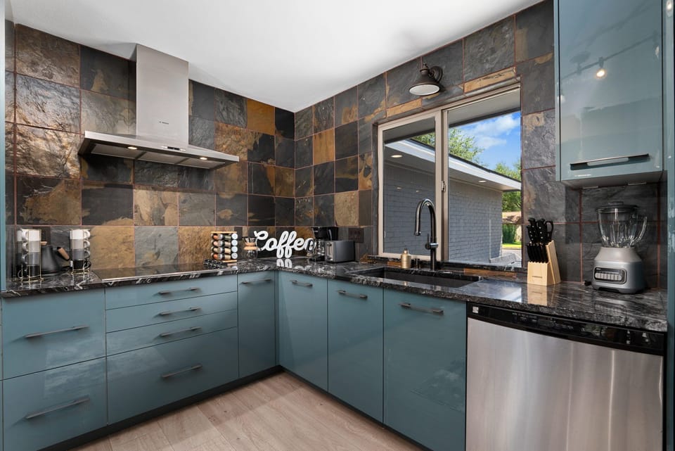 Comfort House, Balcony, Garden View | Private kitchen | Electric kettle, toaster