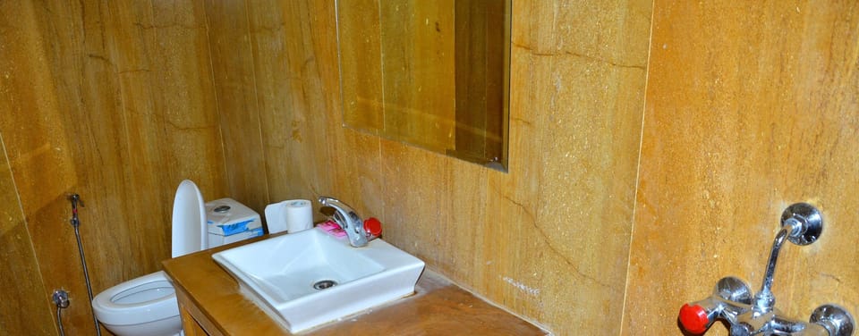 Double Room | Bathroom | Free toiletries, towels, soap, shampoo