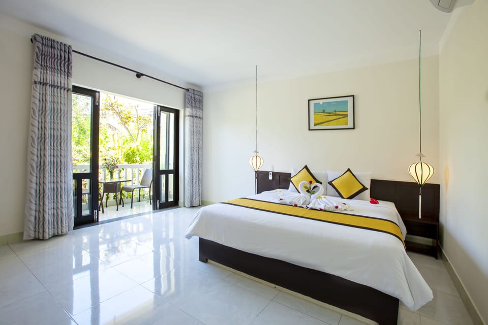 Deluxe Double Room, Courtyard View | Premium bedding, minibar, in-room safe, desk