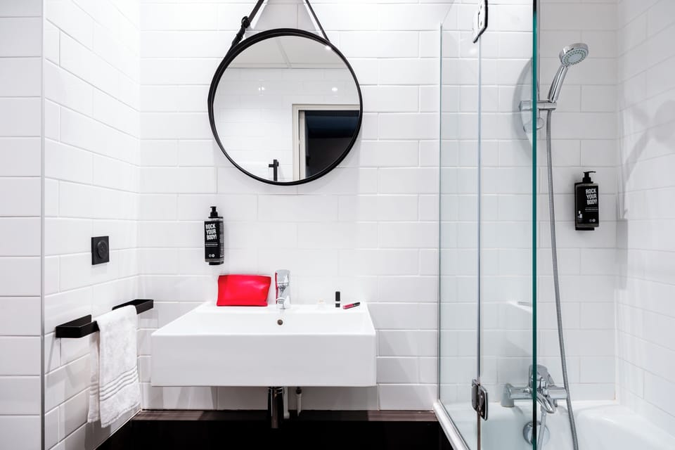 Combined shower/tub, eco-friendly toiletries, hair dryer, towels