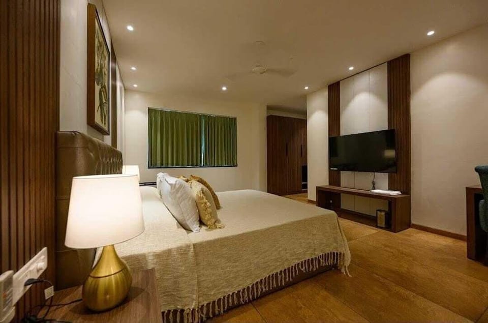 Superior Studio Suite | Egyptian cotton sheets, premium bedding, down comforters