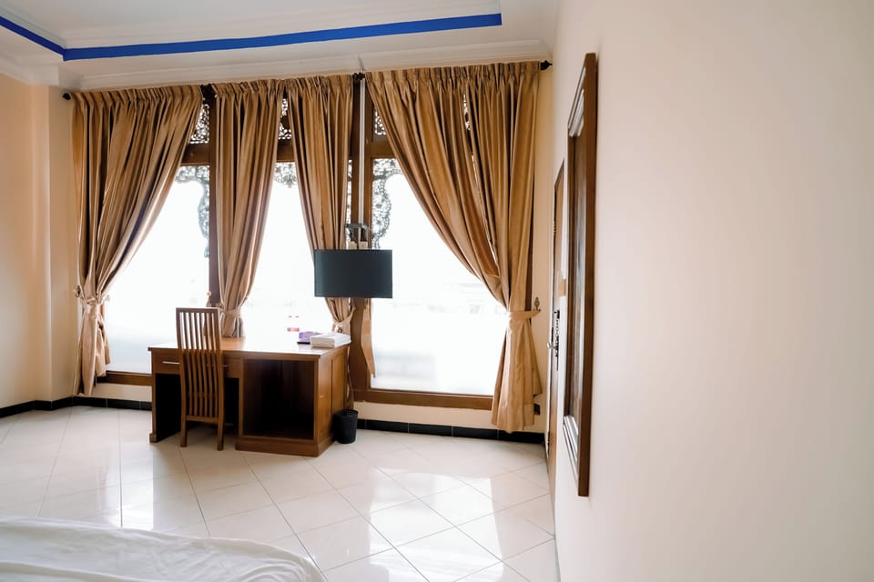 Deluxe Room | Desk, free WiFi