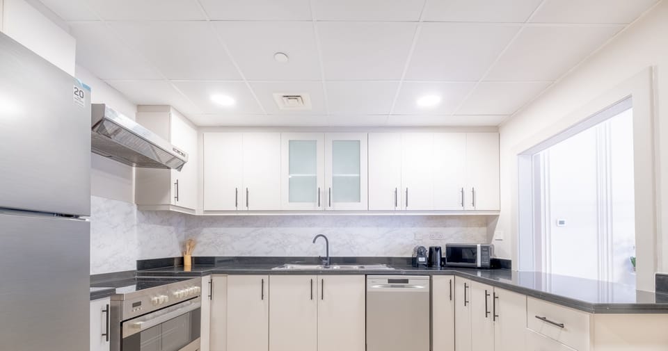 Apartment, Balcony, Marina View | Private kitchen | Electric kettle, toaster