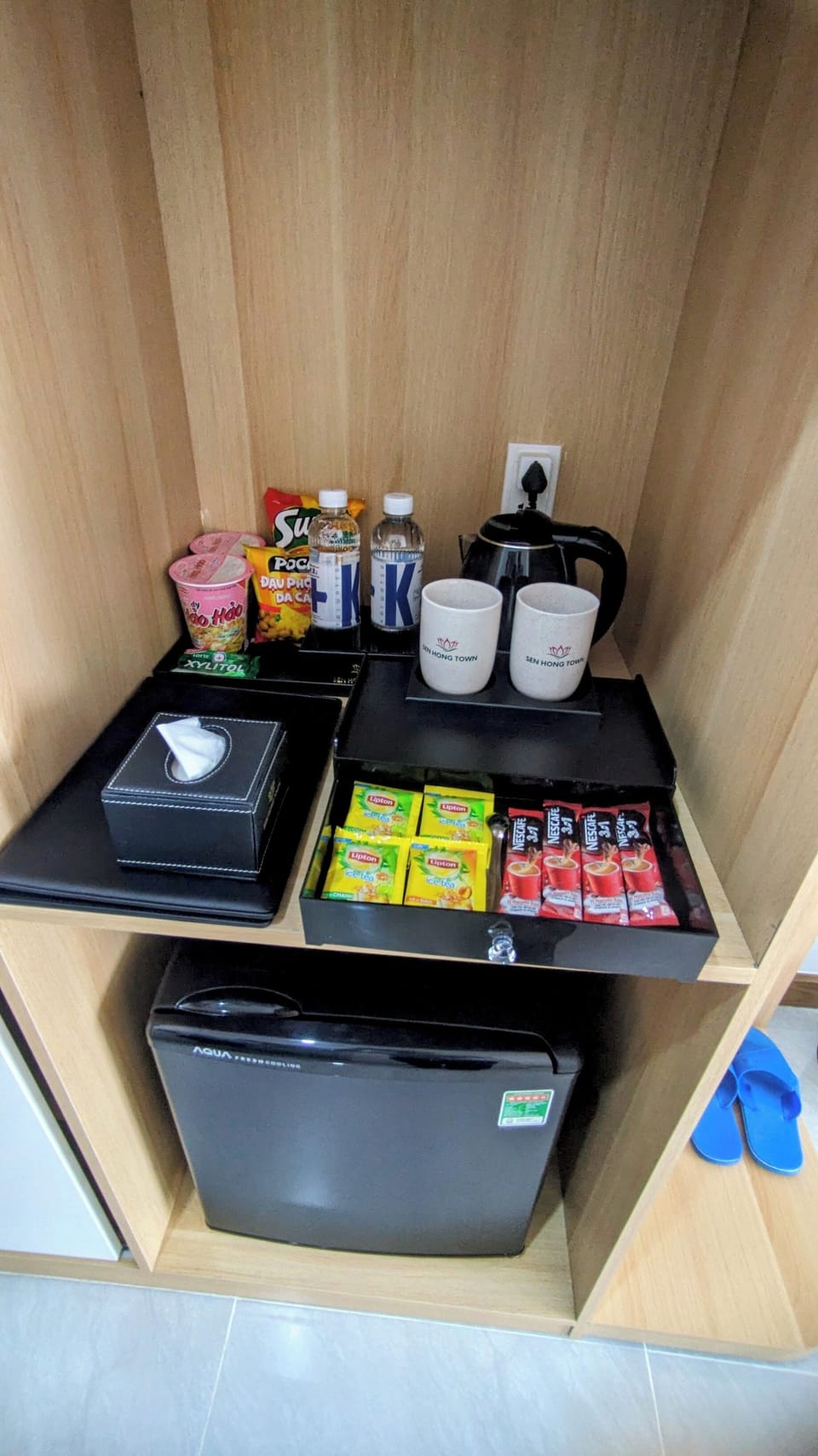 Desk, laptop workspace, free WiFi