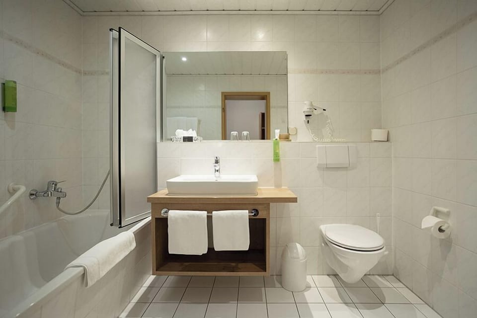 Comfort Double Room | Bathroom | Free toiletries, hair dryer, bathrobes, towels