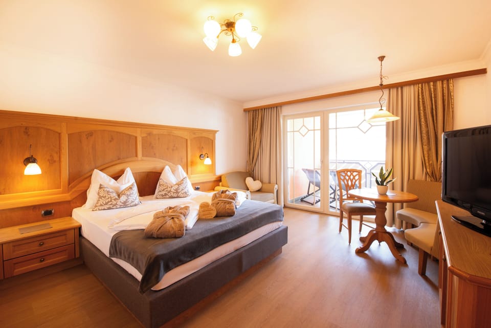 Junior Suite (Sesvenna) | In-room safe, desk, free WiFi, bed sheets