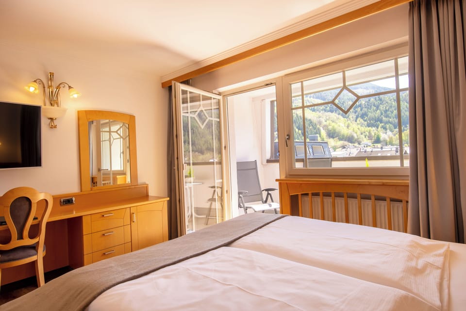 Junior Suite (Rotund) | In-room safe, desk, free WiFi, bed sheets