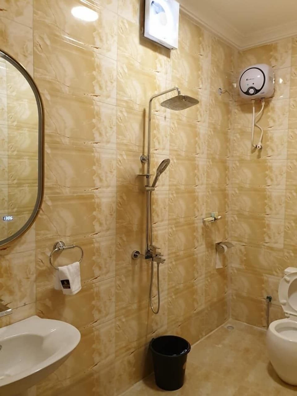 Combined shower/tub, free toiletries, towels, soap
