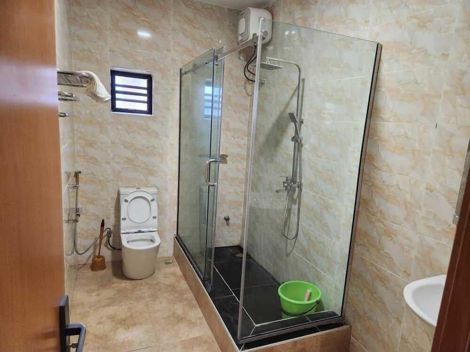 Combined shower/tub, free toiletries, towels, soap