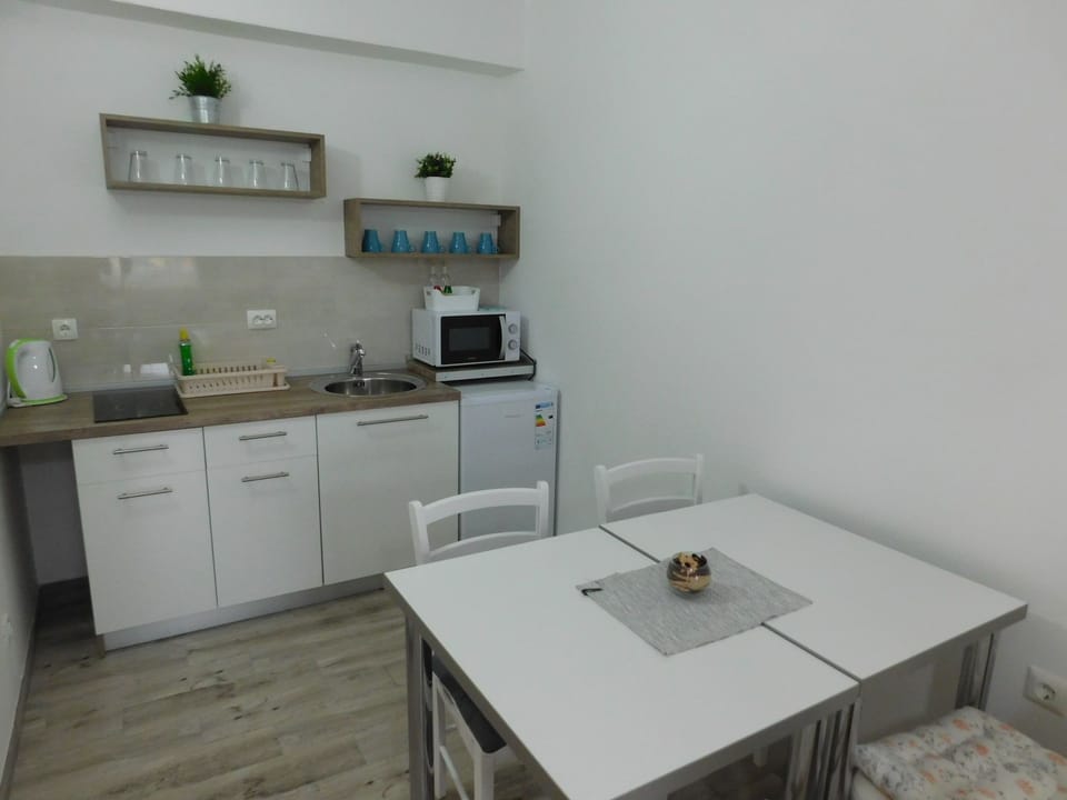 Comfort Apartment, 1 Bedroom, Balcony, Garden View | Private kitchen | Electric kettle