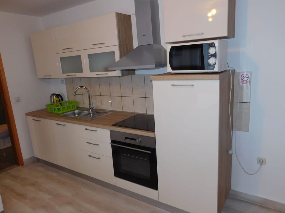 Comfort Apartment, 1 Bedroom, Balcony, Garden View | Private kitchen | Electric kettle