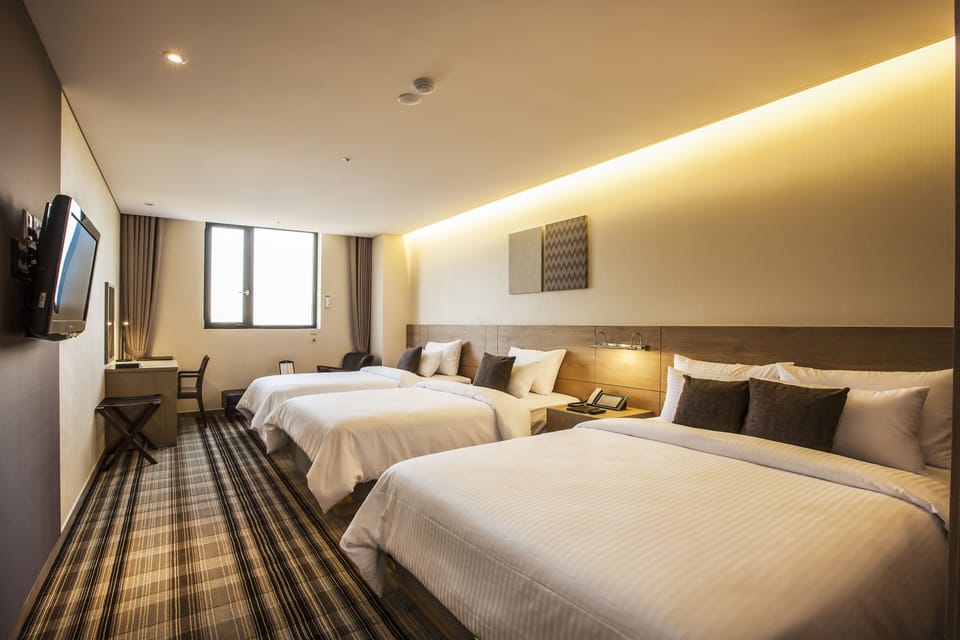 Premium bedding, in-room safe, blackout drapes, iron/ironing board