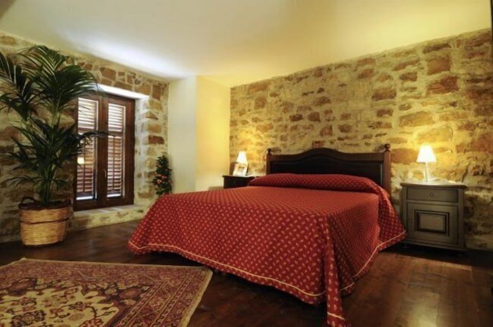 Premium bedding, minibar, bed sheets