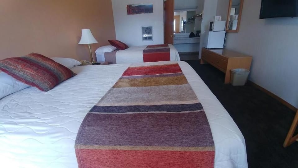 Laptop workspace, iron/ironing board, free WiFi, bed sheets