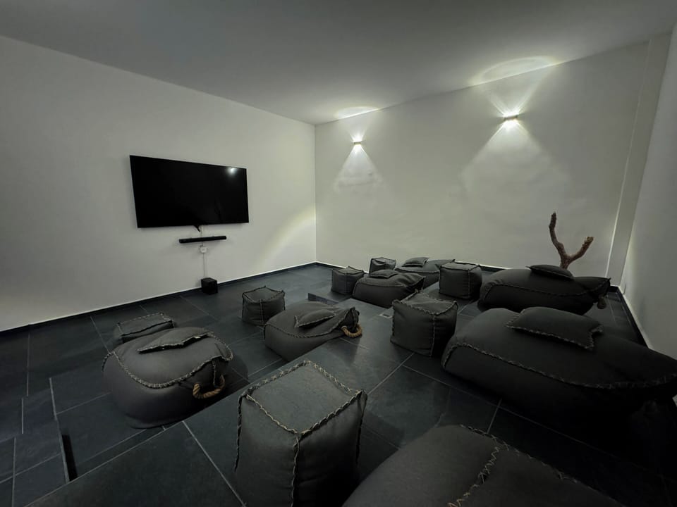 Deluxe Apartment, Lanai | Living area | Flat-screen TV