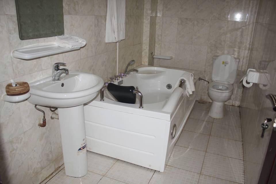 Combined shower/tub, free toiletries, towels, soap