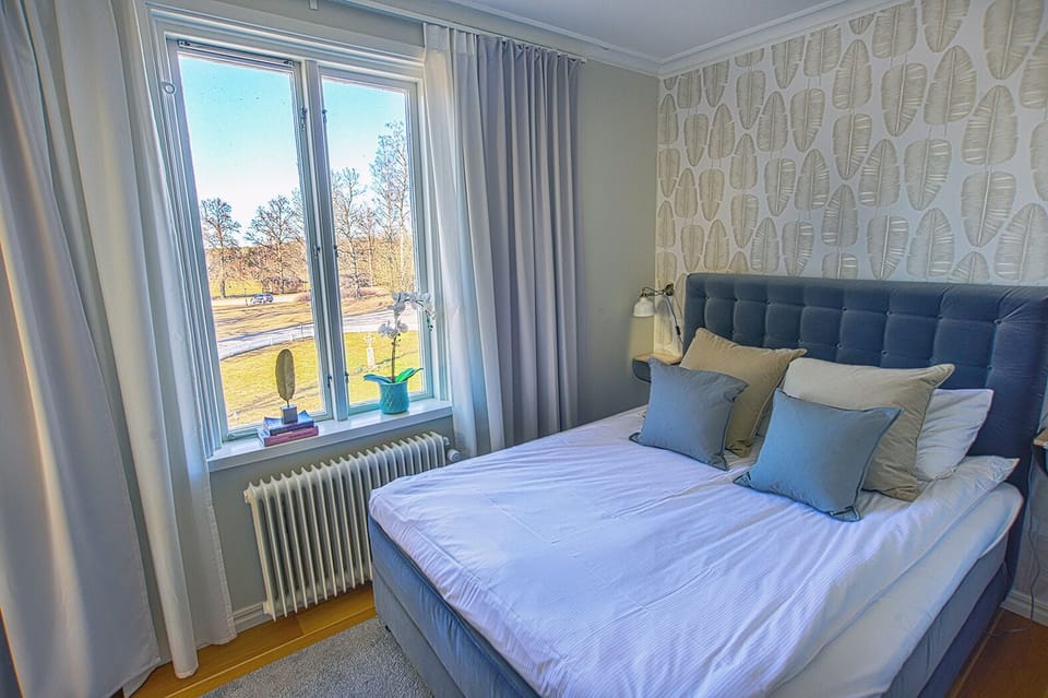 Exclusive Studio Suite | Desk, laptop workspace, free WiFi, bed sheets